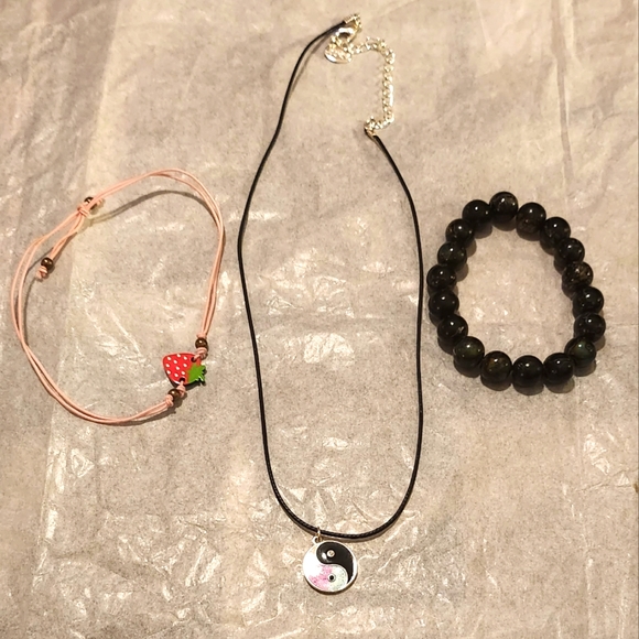 Lot of Girl's Jewelry Necklace and 2 Bracelets - Picture 1 of 4
